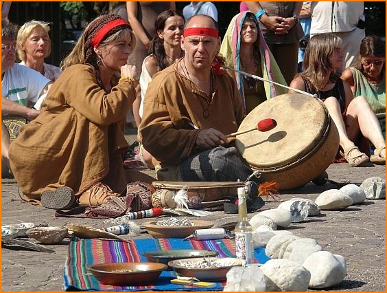Ein Schamanischer Trommelkreis eröffnet vor der Schwarzwaldhalle in Karlsruhe den 1. Weltkongress der indigenen Großmütter für Gesundheit, Bewusstsein & Heilung der Erde „13 Grandmothers – Be part of the Change!“.