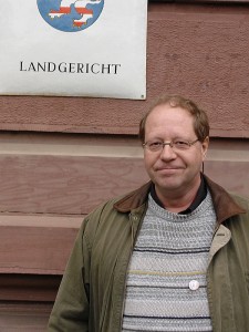 Herr Dipl. Soz. Päd. Klaus-Uwe Kirchhoff erlebte Heiderose Manthey bei Gerichtsprozessen, Vorträgen, Reden in ganz Deutschland unermüdlich im Einsatz für ihre eigenen Kinder und für alle Kinder und Erwachsenen, gegen die auf der Ebene der Menschenrechte verstoßen wird.