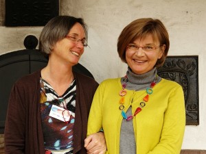 Berkenberg Dagmar und Temming Sabine beim ARCHE-KONGRESS 2013 schlagen die Brücke von Waldbronn nach Fürstenfeldbruck und Tokio