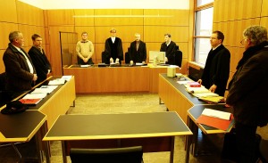 Vor Prozessbeginn. Im Saal 2 des Landgerichtes in Darmstadt, ganz links der Angeklagte Arne Fellner, rechts außen der Sachverständige. Foto: Heiderose Manthey