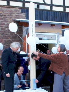 Waldbronn-Reichenbach. Sabine und Werner Temming erstellen den Friedenspfahl bei der Eröffnung ihres LebeGut-Hauses.