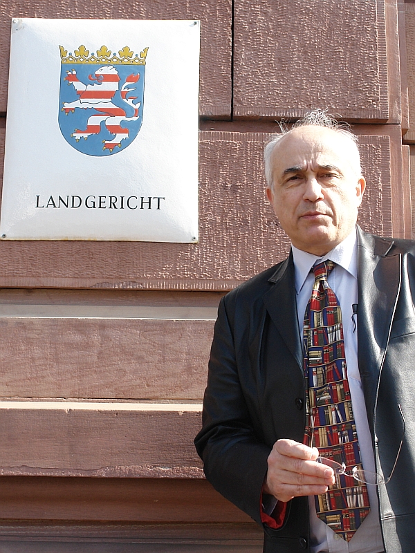 Landgericht Gießen. Brille ab zum Kampf gegen den Einäugigen. Prof. Dr. Aris Christidis. 
