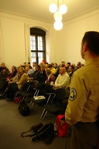 Bei Beginn der Verhandlung. Voll besetzt mit ca. 60 Prozessbeobachtern.