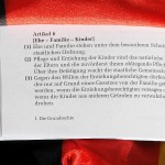 Verstoßen täglich gegen das Grundrecht: Jugendämter und Familiengerichte in Deutschland.