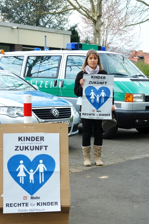 Hann. Münden. Lauter Protest vor dem Jugendamt Hann. Münden. Ein erneuter Fall von kid - eke - pas.
