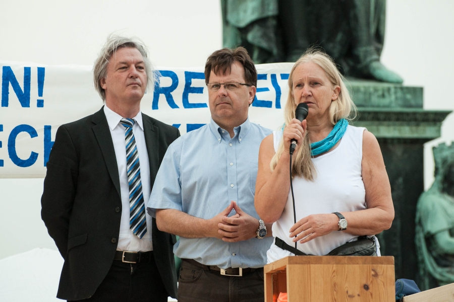 Heiderose Manthey und Franz Zittel kündigen Jürgen Elsässer an. Sein Thema ""Die neue Kriegsgefahr in Europa".