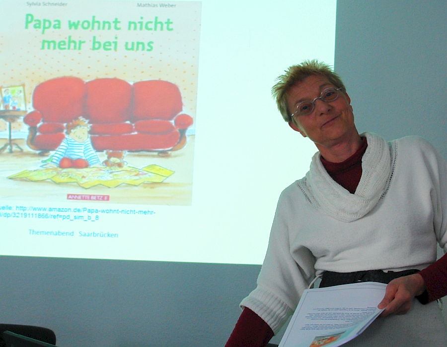 Engagiert sich für Kinder in Trennungs- und Scheidungssituationen. Angela Hoffmeyer. Sucht den Internationalen Fachaustausch.
