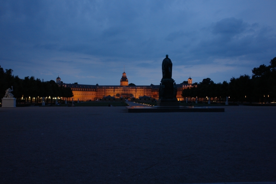 Blick vom Platz der Grundrechte auf das Schloss. KARLSRUHER FRIEDENS-PROKLAMATIONEN. Heute die 11.