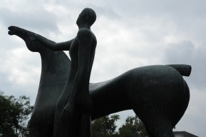 Die Enteignung des Phallischen. Statue Universität Mainz.