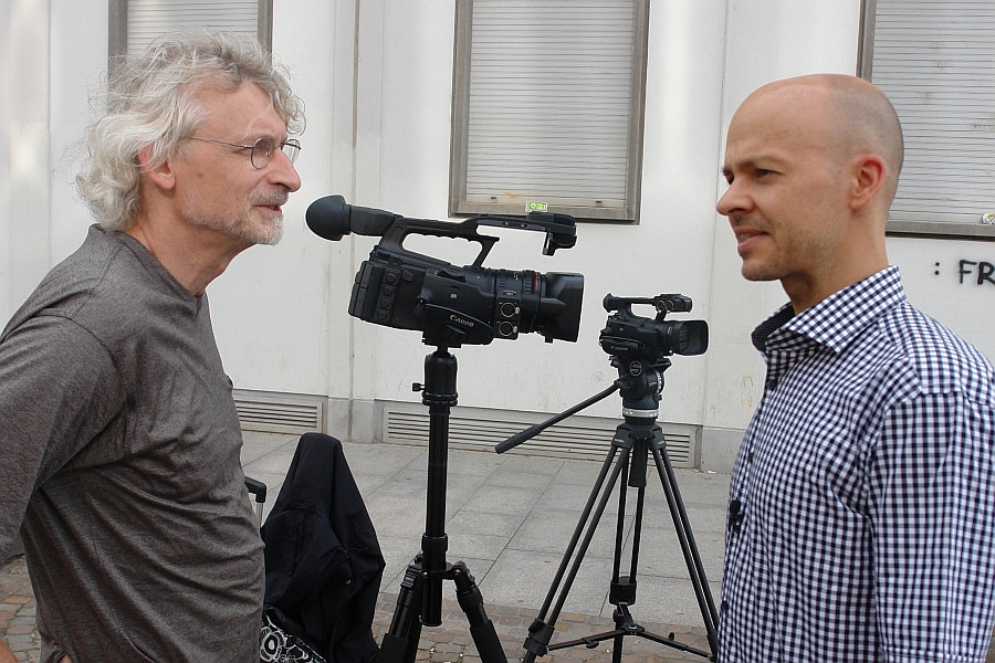 Rico Albrecht und Werner Temming. Hier bei der 8. KARLSRUHER FRIEDENS-PROKLAMATION am 2014-07-07 auf dem Platz der Grundrechte.
