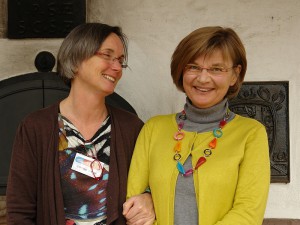 Sabine Temming und Dagmar Berkenberg. Setzen sich ein für den Weltfrieden. Foto: Heiderose Manthey beim ARCHE-KONGRESS 2013 in Waldbronn.