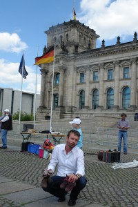 Vater Daniel G. Zwei Jahre Haft auf Bewährung. Hier in Berlin am 1. Internationalen Vatertag. Die Schuhe seiner Tochter hält er in seinen Händen.