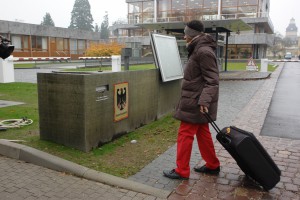 Die diensthabenden Polizisten wussten nichts von dem Koffer, den Dr. David Schneider-Addae-Mensah bei sich hatte. Foto für die Presse nachgestellt im direkten Anschluss an den Prozess. 