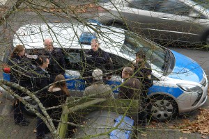 Obergerichtsvollzieher mit Polizeiaufgebot. 