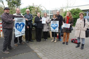 Aktiv gegen die Fehlleistungen der Jugenämter. V.l. Dennis Stephan, Klaus-Uwe Kirchhoff, Prof. Dr. Aris Christidis, eine betroffene Mutter, Dorette Kühn, Diana Elsner mit Gatten, eine betroffene Mutter und Andrea Jacob.