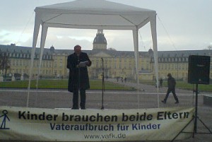 Bernd Kuppinger. Redet am Tag der Menschenrechte in Karlsruhe. 10. Dezember 2011.