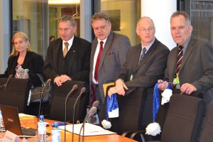 Im Bundestag: Fritz-Peter Kierski und Detlev Neumann vom Blauen Weihnachtsmann, Jörn Wunderlich, Linke, und Paul Lehrrieder, CSU.