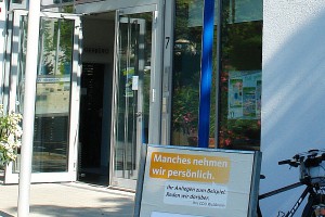 Plakat HEUTE vor dem Waldbronner Rathaus: "Manches nehmen wir persönlich. Ihr Anliegen zum Beispiel. Reden wir darüber ! Ihre CDU Waldbronn" 