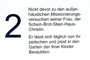 Lässt die Verbündung mti dem Täter zu. Pisst in den Garten der Beraubten.