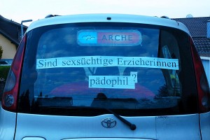 Werbung vor Ort. GEGEN FRÜHSEXUALISIERUNG. GEGEN PÄDOPHILIE.