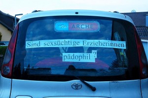 Dieser Schriftzug wurde am Öffentlichen Parkplatz vor dem Kindergarten zweimal "abgehängt" mit Klebestreifen = Sachbeschädigung und Verhinderung der Aufklärung und Meinungsfreiheit.