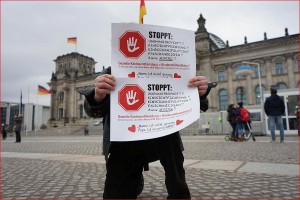 ARCHE unterstützt die Aktion. Hier: Vor dem Deutschen Bundestag. Berlin.