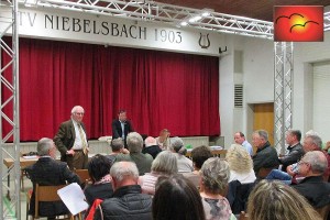 Prof. Rudolf Jourdan bei seinem Vortrag über die Rahmenbedingungen der Leitbilderstellung in Niebelsbach. Einwohner André Ott vorne rechts nach seiner Frage bzgl. Landschaft- und Naturschutz.